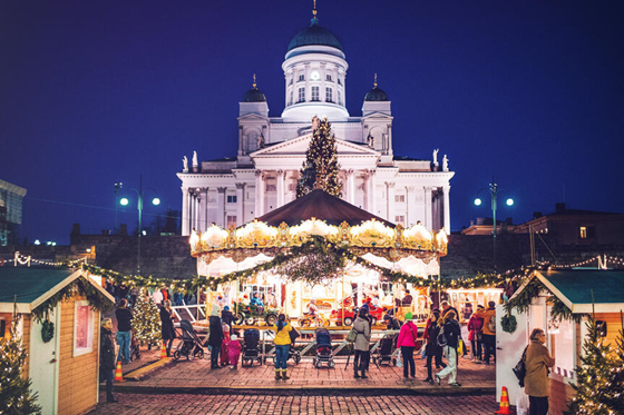 Tuomaan markkinat iltavalaistuksessa.