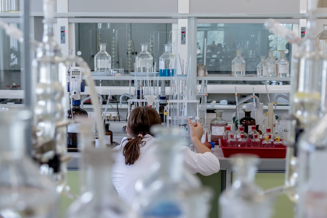 chemist-g5581fa3a4_1920